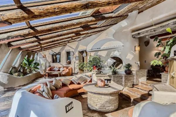Beautiful Earthship living space