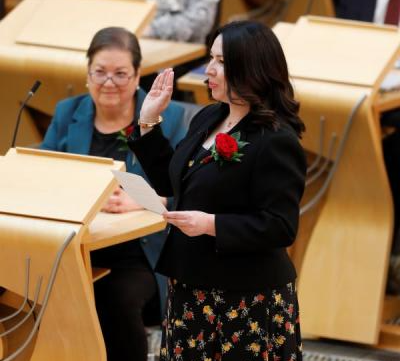 Monica Lennon a' gabhail a mionnan mar BhPA ann am P&agrave;rlamaid na h-Alba